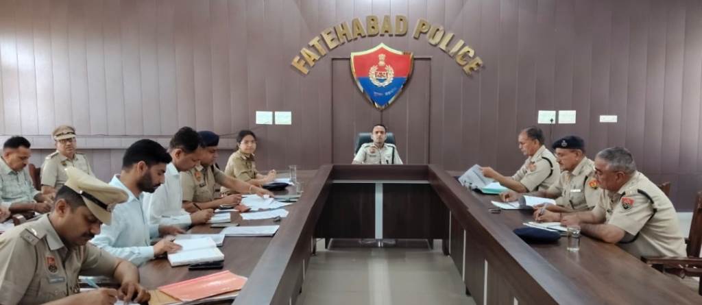 जिले में अपराध नियंत्रण लंबित मामलों की जांच व वारंट निष्पादन की विस्तृत समीक्षा